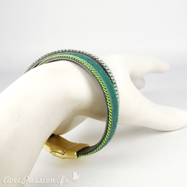 Bracelet Cheny's aimanté vert avec strass vert amande, chainettes vert et doré, pelage vert - attache en métal doré