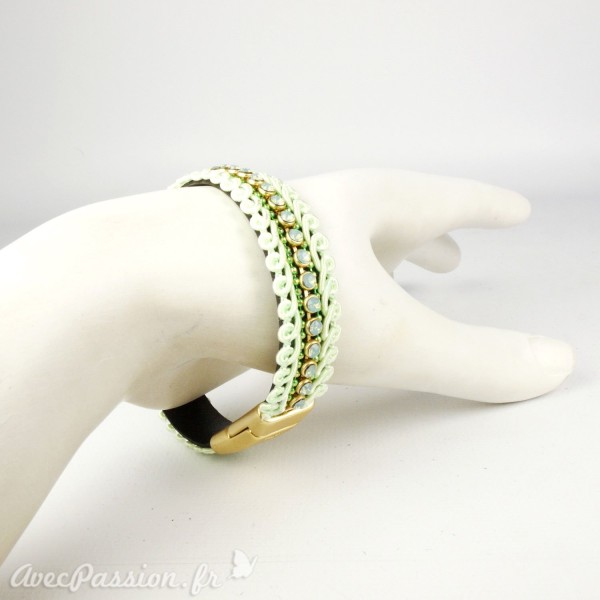 Bracelet Cheny's aimanté vert amande avec rubans torsadés et strass - attache en métal doré
