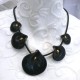 Collier fantaisie créateur Annie Burnotte arums céramique noir