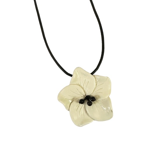 Collier fantaisie créateur Annie Burnotte hibiscus blanc -