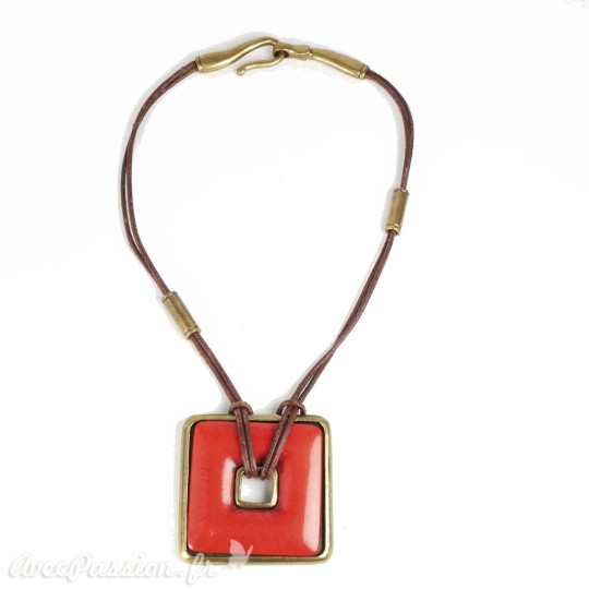 Collier fantaisie Ubu cuir marron médaillon carré rouge