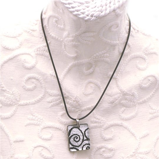 collier-fantaisie-lien-noir-40-cm-medaillon-bijou-createur-un-jour-ou-l-autre-ref-00364