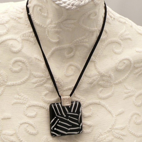 Collier fantaisie Murano médaillon Blanc noir lien velours noir 40cm