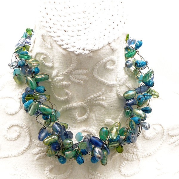 Collier ras de cou perle de verre vert bleu bijou fantaisie de créateur