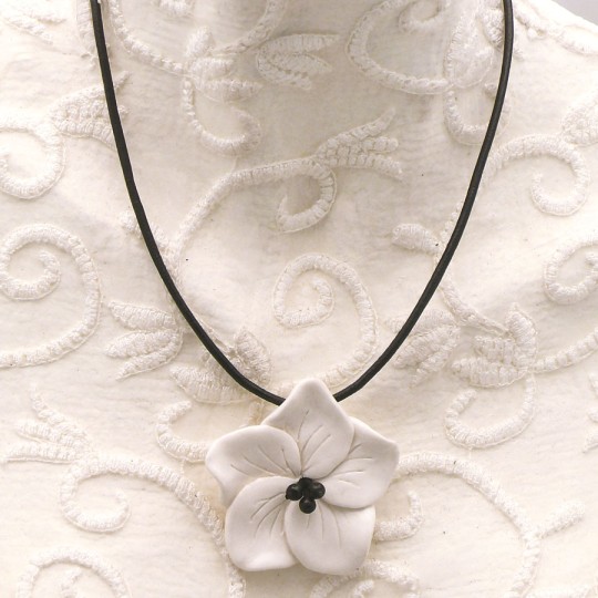 Collier fantaisie créateur Annie Burnotte hibiscus blanc